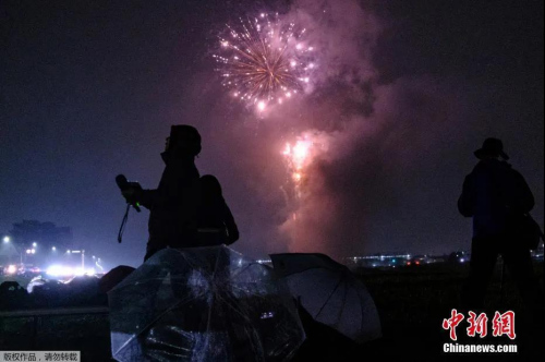 資料圖：當?shù)貢r間6月1日，日本各地同時舉行了數(shù)十場煙花表演，鼓舞民眾積極抗疫，并祈禱新冠肺炎疫情早日結(jié)束，當晚燃放的煙花名為“消滅病毒”。