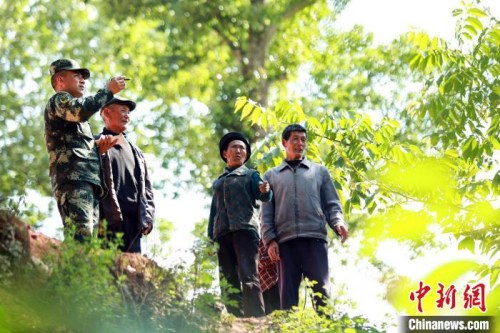 布哈與村民謀劃村子的未來。圖片由武警部隊提供