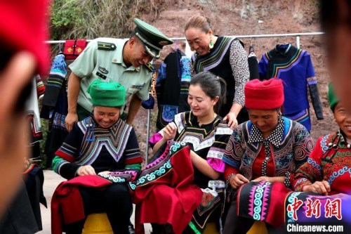 布哈帶領(lǐng)村民發(fā)展彝繡產(chǎn)業(yè)。圖片由武警部隊提供