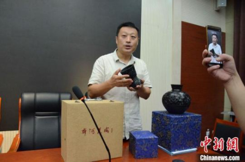齊河黑陶技藝非遺項(xiàng)目傳承人、2019年“山東非遺+旅游文創(chuàng)大賽”獲獎(jiǎng)代表劉旋子介紹他的獲獎(jiǎng)作品?！O婷婷 攝