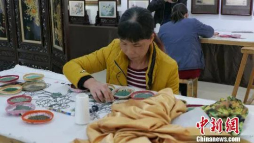 資料圖：繡工正在創(chuàng)作作品。沈釗 攝