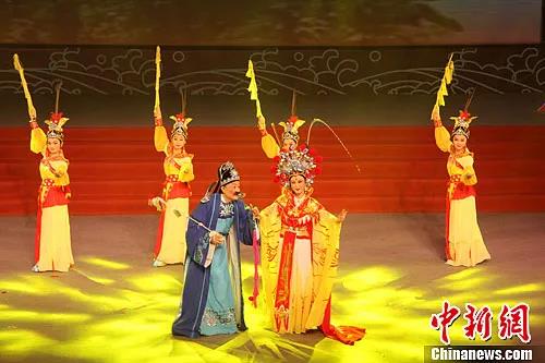 資料圖：著名潮劇表演藝術家方展榮、張怡凰表演潮劇《策馬游潮汕》。<a target='_blank' >中新社</a>發(fā) 李怡青 攝