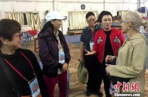 張怡凰(右二)與潮劇戲迷交流。　李凌 攝