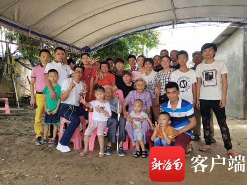 一家人合影。吳岳文 攝 