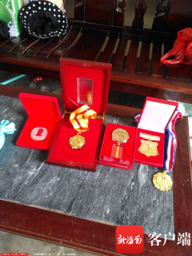 “南僑機工”張修隆珍藏的勛章。吳岳文 攝 
