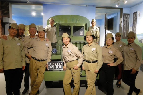 圖為滇緬公路體驗(yàn)館內(nèi)志愿者合影。陳達(dá)婭供圖。