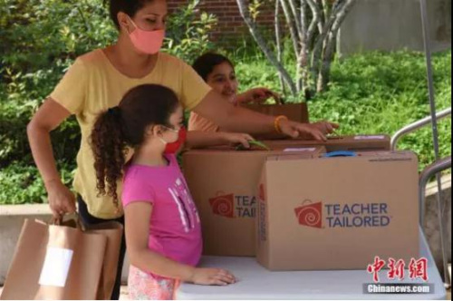 資料圖：美國(guó)弗吉尼亞州阿靈頓小學(xué)生到校領(lǐng)取新學(xué)期教學(xué)用品。<a target='_blank' >中新社</a>記者 陳孟統(tǒng) 攝