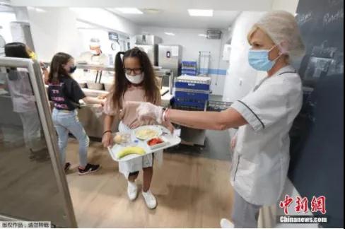 資料圖：法國(guó)尼斯，學(xué)生度過(guò)暑假后返校上課，老師和學(xué)生在室內(nèi)外均佩戴口罩做好防護(hù)措施。