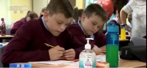 資料圖：英國(guó)各中小學(xué)校復(fù)課。(央視新聞視頻截圖)