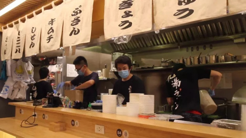 疫情期間林國耀也沒敢關(guān)門。(美國《世界日報》/黃伊奕 攝)