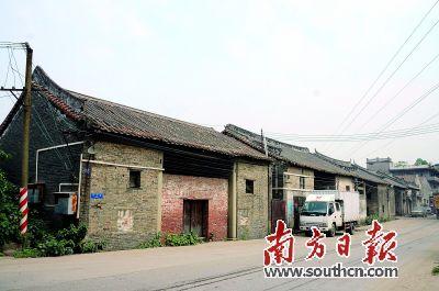 五座祠堂的正門門面已被紅磚墻遮蓋，圖為唐氏祠堂現(xiàn)在的整體面貌。(《南方日?qǐng)?bào)》/甘雁娜 攝)