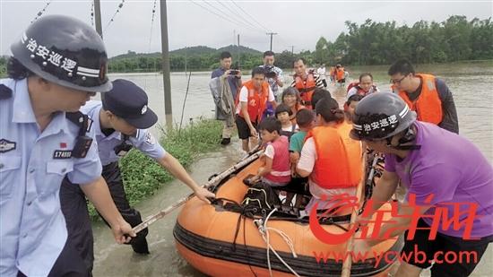 橫陂派出所民警到場安全轉(zhuǎn)移群眾