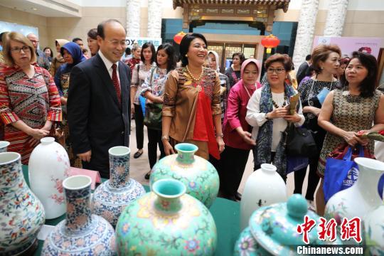 中國駐印尼使館舉辦“三八”國際婦女節(jié)慈善義賣活動（圖）