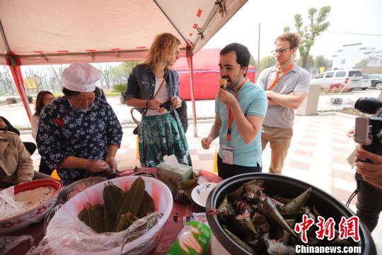 14位外國(guó)友人走進(jìn)浙江桐鄉(xiāng)感受清明傳統(tǒng)民俗