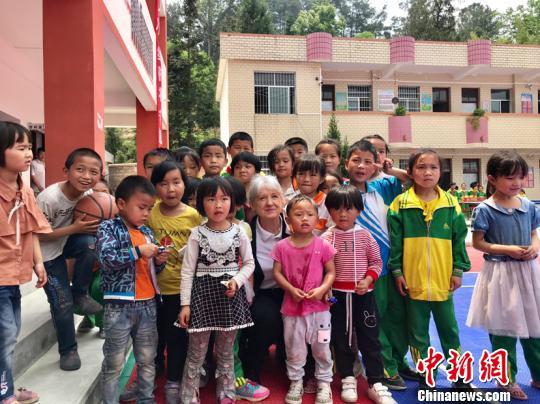 德國漢學家海佩春與貴州山區(qū)孩子合影。