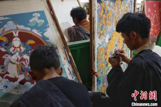丁青縣象雄東朵唐卡畫派家族傳承人羅布玉加的唐卡繪畫班?！〗w波 攝