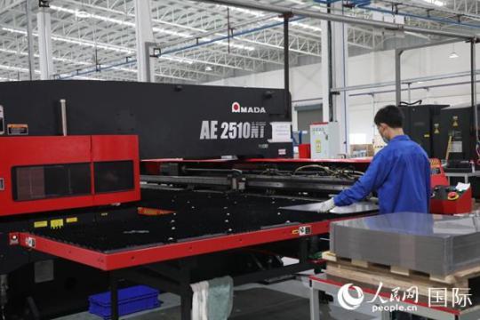 Atosa公司生產(chǎn)向美國出口的商用冰箱、薩拉臺、比薩臺、工作臺等高端智能制冷產(chǎn)品，生產(chǎn)線生產(chǎn)能力為每班次300臺。人民網(wǎng)記者孫廣勇攝