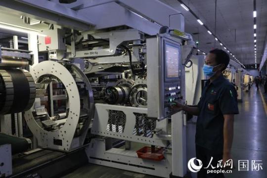 中策橡膠(泰國)有限公司年產(chǎn)各類輪胎共計1331萬套。圖為泰籍員工在汽車輪胎生產(chǎn)線上工作。人民網(wǎng)記者孫廣勇攝 