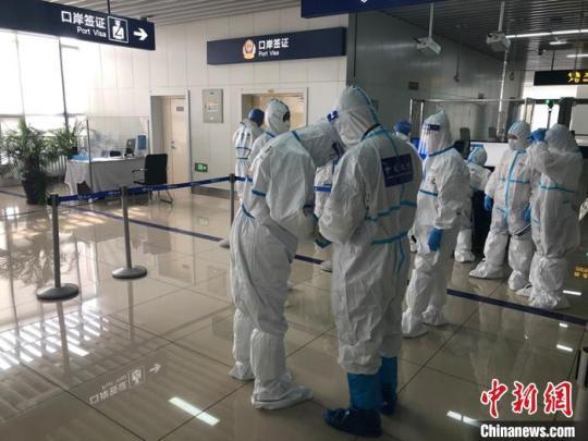 10月1日，在黑龍江省哈爾濱太平國際機(jī)場，韓亞航空公司韓國首爾至哈爾濱的OZ339次航班平穩(wěn)落地。　陳尚楠 攝