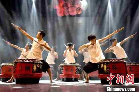 暨南大學(xué)·張?jiān)熘腥A文化傳播大賽學(xué)子節(jié)目《《二十四節(jié)令鼓》展示。資料圖 暨南大學(xué)學(xué)生處供圖 攝