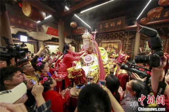 圖為媽祖金身回宮安座。　林春盛 攝