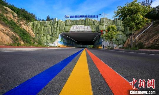 湄洲島累計投資75.44億元人民幣進(jìn)行鄉(xiāng)村改造。圖為環(huán)島路?！×执阂?攝