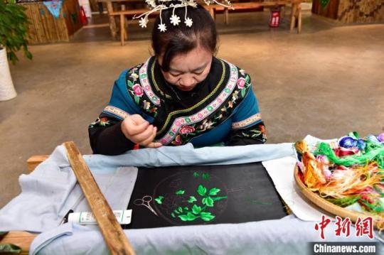 “非遺”文化助扶貧:少數(shù)民族婦女繡出多彩生活
