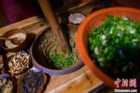 “80后”擂茶師李華正在制作客家擂茶。　李南軒 攝