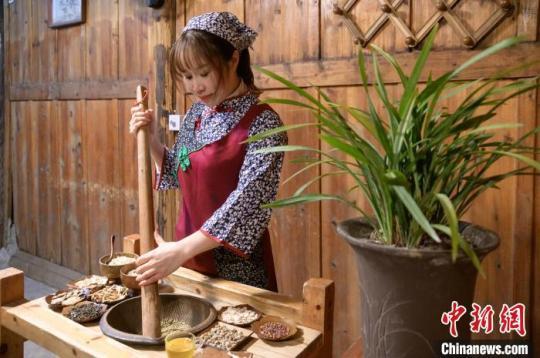 “80后”客家女開(kāi)擂茶館：一縷鄉(xiāng)愁一縷情