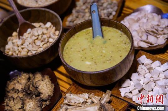 制作好的客家擂茶?！±钅宪?攝