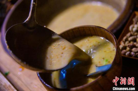 擂茶師李華用勺子舀出制作好的客家擂茶。　李南軒 攝