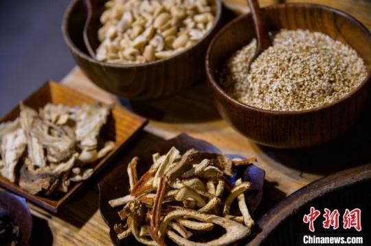 圖為：白芍、茯苓、川穹、當(dāng)歸、茶葉、芝麻、花生等原料?！±钅宪?攝