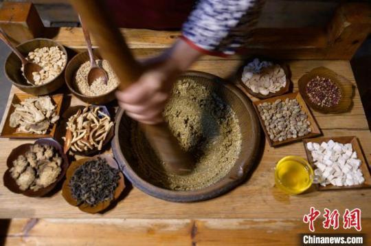 “80后”擂茶師李華正在制作客家擂茶?！±钅宪?攝