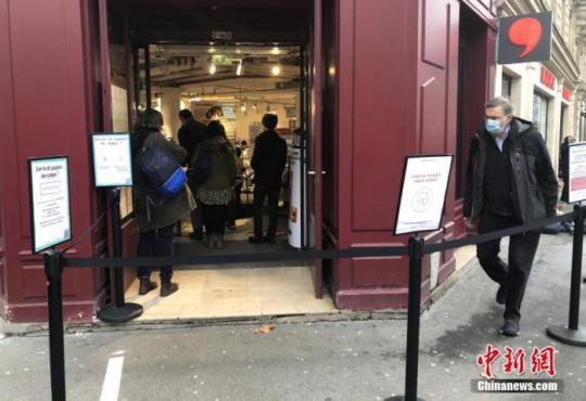 當?shù)貢r間2月1日，在法國巴黎市中心一家嚴格遵守防疫規(guī)定的超市，顧客在排隊入場購物。為防控疫情，法國購物場所自2月1日起實行加強限制人流、強化購物安全距離等防疫措施。 <a target='_blank' href=