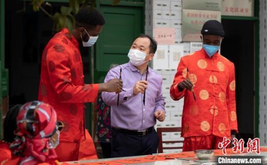 外國留學(xué)生樂享“中國年”體驗(yàn)傳統(tǒng)春節(jié)“年味道”