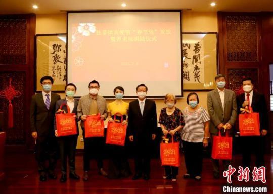 參加發(fā)放儀式的代表稱贊駐菲使館此次精心準備帶有濃濃年味的“春節(jié)包”，讓大家再次深切感受到祖(籍)國的溫暖和關(guān)愛，感受到使館就在身邊?！≈袊v菲律賓使館供圖 攝