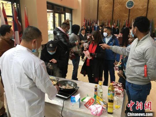 武漢一高校255名留學(xué)生體驗(yàn)“中國(guó)年”