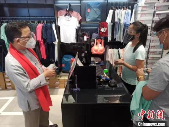 黃溪連大使當(dāng)場(chǎng)購(gòu)買(mǎi)商品，支持中菲商業(yè)發(fā)展。中國(guó)駐菲律賓使館供圖