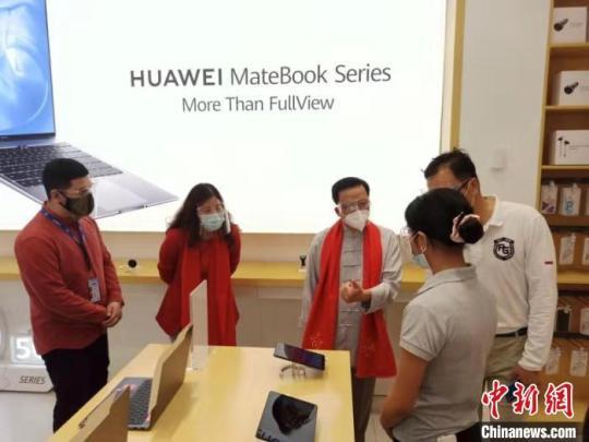 黃溪連大使還在SM Aura高管的陪同下到訪了商場(chǎng)內(nèi)的華為、OPPO、安踏等中國(guó)品牌店。中國(guó)駐菲律賓使館供圖