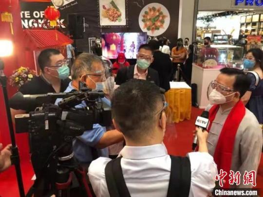 黃溪連大使與洛欽外長(zhǎng)就中菲關(guān)系接受了媒體聯(lián)合采訪，洛欽外長(zhǎng)用中文向中國(guó)人民致以“新年快樂(lè)”的祝福。中國(guó)駐菲律賓使館供圖