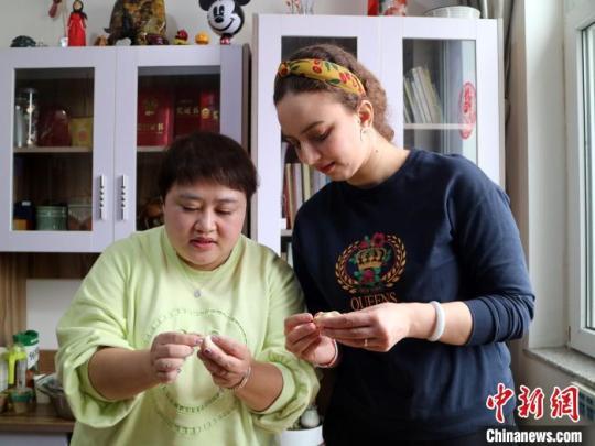 “洋媳婦”遇上元宵節(jié):網(wǎng)紅脆皮元宵為新年畫句號