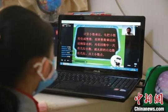 資料圖：一名學(xué)生在上課中?！±罱?攝