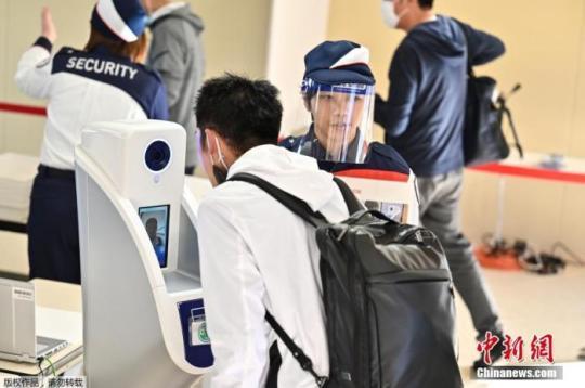 當(dāng)?shù)貢r(shí)間10月21日，東京奧運(yùn)會(huì)和殘奧會(huì)組織委員會(huì)21日在東京向媒體公開了，觀眾等進(jìn)入賽場(chǎng)時(shí)通過(guò)的行李安檢區(qū)運(yùn)營(yíng)的實(shí)證試驗(yàn)。奧組委將根據(jù)本次的測(cè)試結(jié)果等，討論奧運(yùn)時(shí)的對(duì)策。