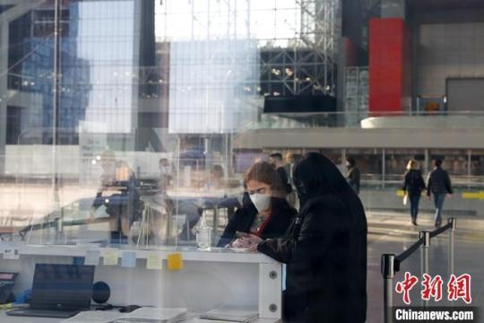 資料圖：美國紐約賈維茨中心，民眾正在登記注射新冠疫苗。<a target='_blank' href=