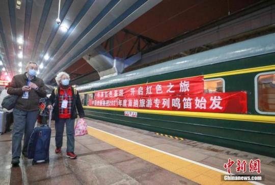 資料圖：圖為游客在北京站乘車。 <a target='_blank' href=