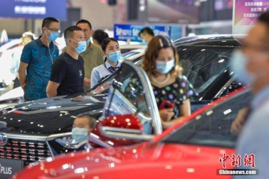 資料圖：圖為民眾在車展選購(gòu)汽車。 <a target='_blank' href=