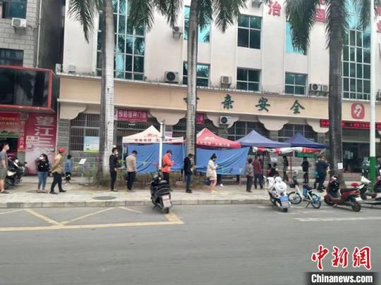 圖為瑞麗居民有序進(jìn)行核酸檢測(cè)采樣工作?！】姵?攝
