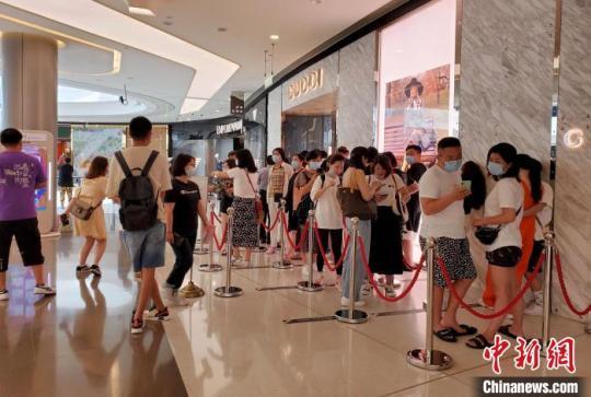 海南三亞:離島旅客排隊買免稅品成一景