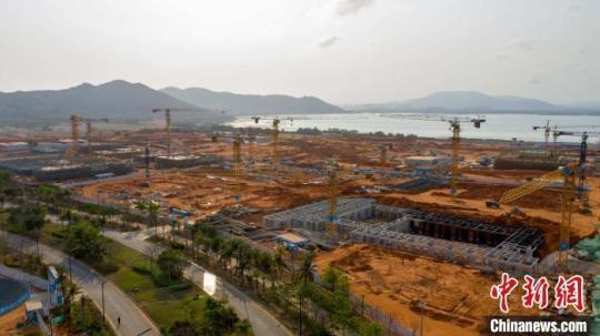  圖為航拍海南陵水國(guó)際教育創(chuàng)新試驗(yàn)區(qū)?！±钐炱?攝