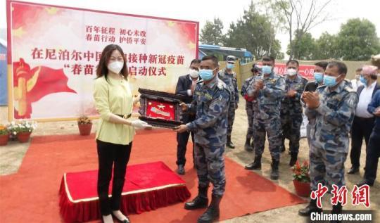 中國駐尼泊爾大使侯艷琪(左一)在活動現(xiàn)場。　皇曉兵 攝